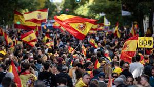 Cientos de personas durante una manifestación contra la amnistía, frente a la sede del PSOE, a 12 de noviembre de 2023, en Madrid (España).