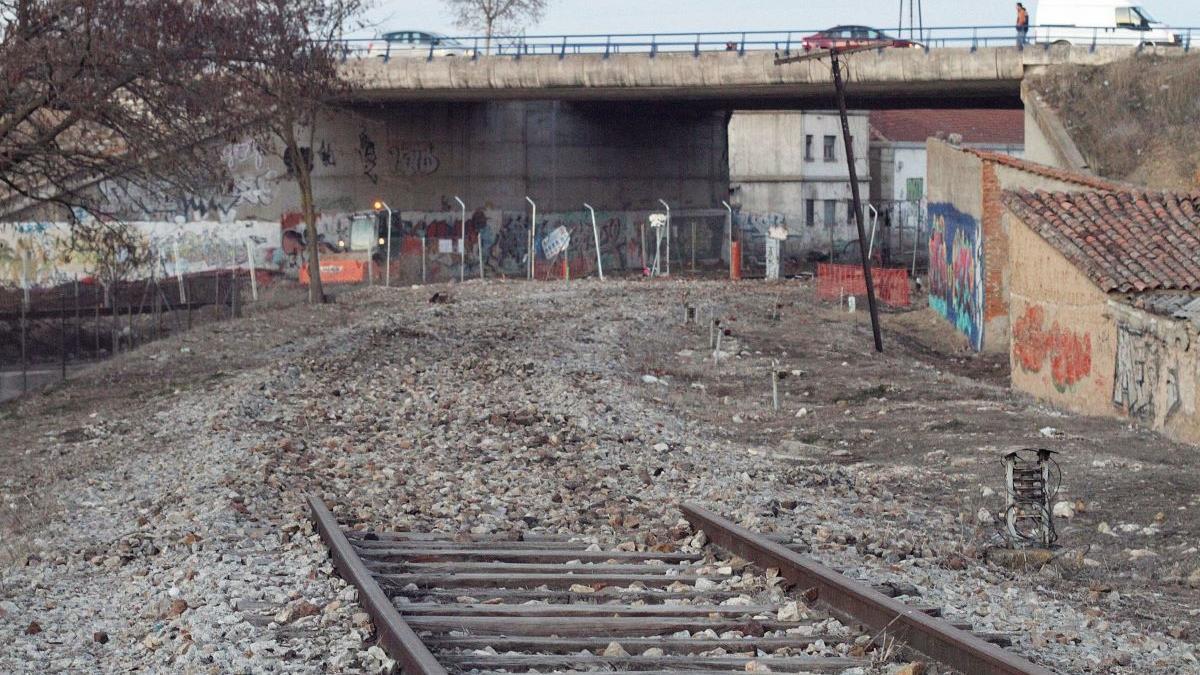 Parte de las vías arrancadas en el trazado del corredor del tren Ruta de la Plata, a la altura de Zamora.