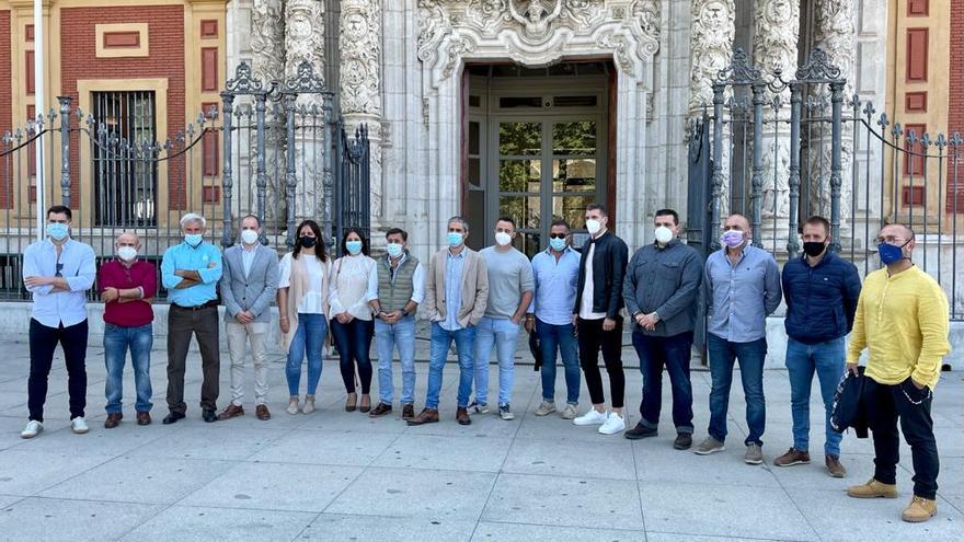 Foto de familia del último encuentro de alcaldes de ELA en el Parlamento andaluz, tras la aprobación del decreto.