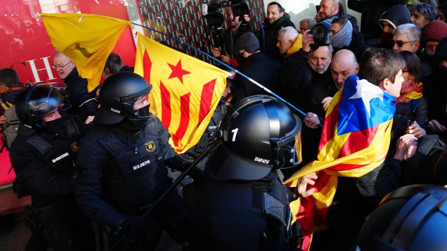 Tensió entre independentistes i mossos davant del consolat francès