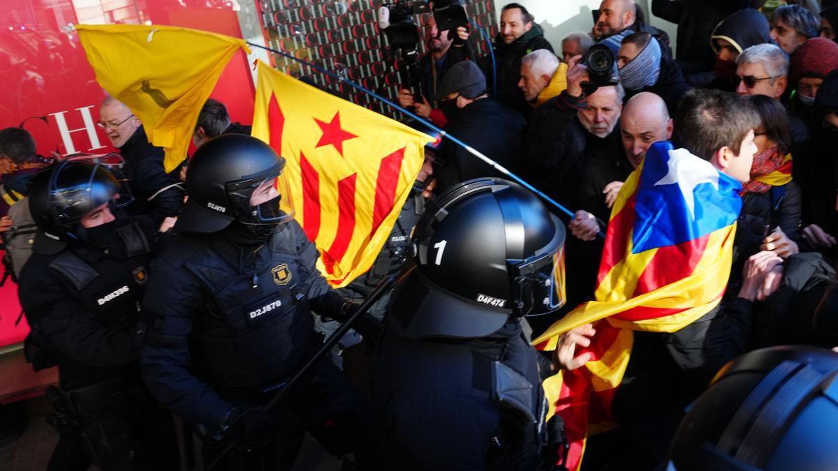 FOTOS: Tensió davant entre agents dels Mossos i manifestants