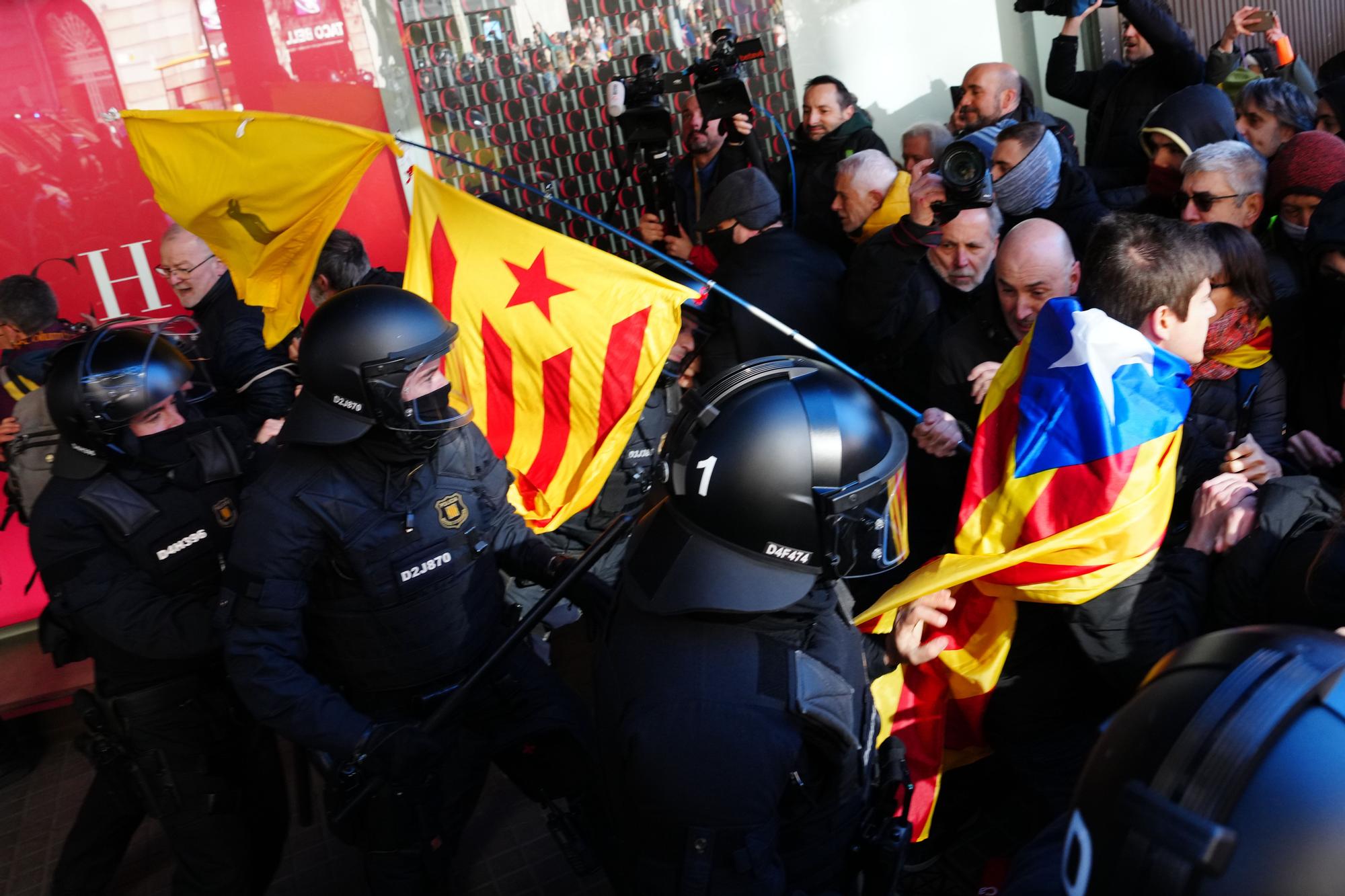 Tensió davant del consolat francès de Barcelona