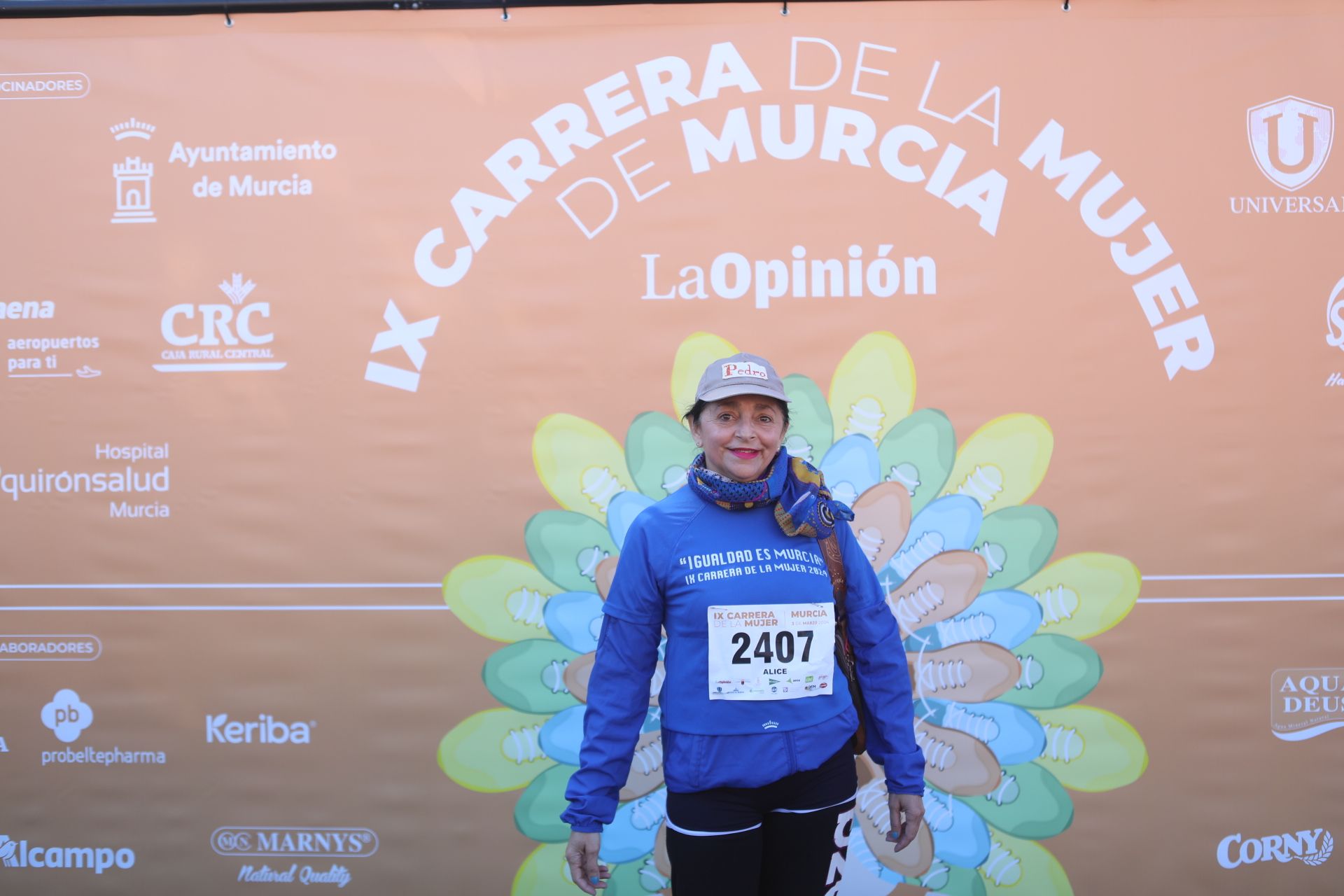 Las participantes posan en el photocall tras finalizar la Carrera de la mujer de Murcia