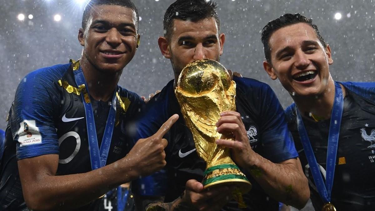 France’s defender Lucas Hernandez (C) kisses the World Cup trophy between France’s forward Kylian Mbappe (L) and France’s forward Florian Thauvin after winning the Russia 2018 World Cup final football match between France and Croatia at the Luzhniki Stadium in Moscow on July 15, 2018. (Photo by FRANCK FIFE / AFP) / RESTRICTED TO EDITORIAL USE - NO MOBILE PUSH ALERTS/DOWNLOADS        (Photo credit should read FRANCK FIFE/AFP/Getty Images)