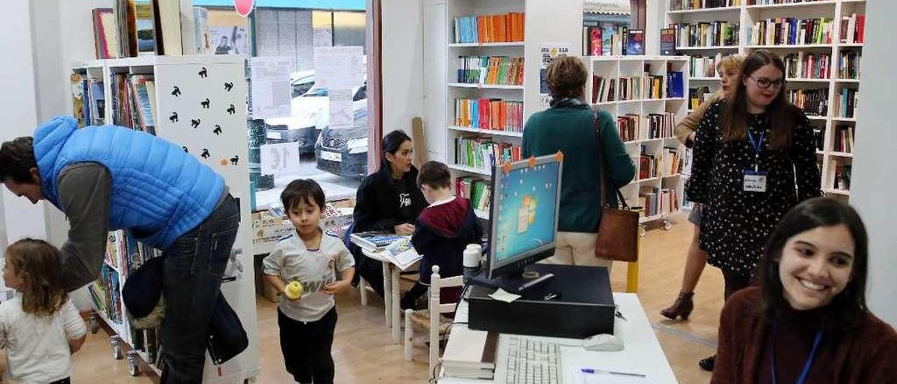 Voluntarios y clientes de la librería solidaria. // Marta G. Brea