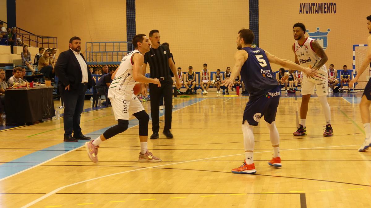 Lucas Antúnez busca el pase durante el partido ante el Algeciras.