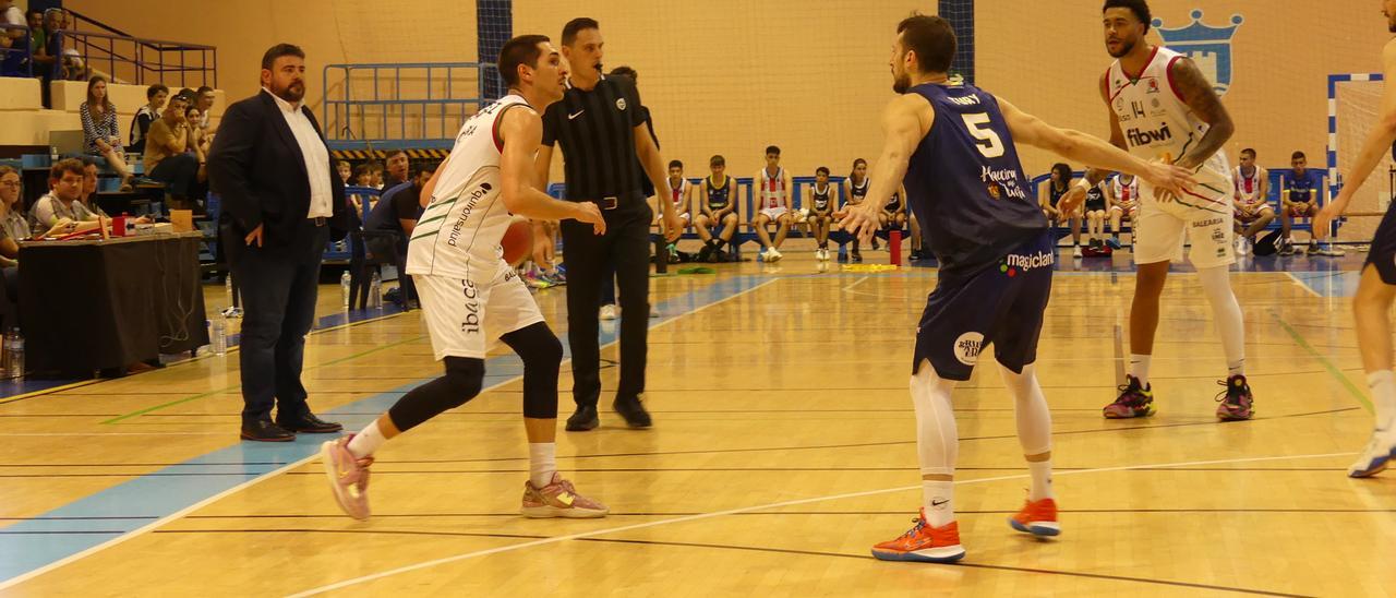 Lucas Antúnez busca el pase durante el partido ante el Algeciras.