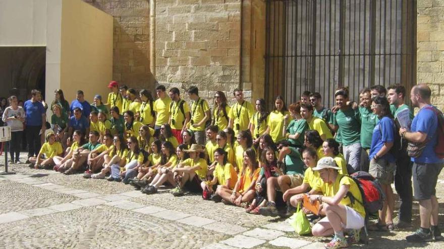 Los jóvenes que forman parte de la expedición posan en una foto de familia antes de visitar Aqva. Foto