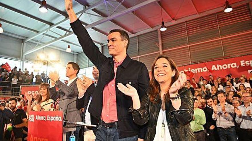 Pedro Sánchez e Inés Rey, en un acto de campaña para las elecciones generales, en octubre del año pasado.