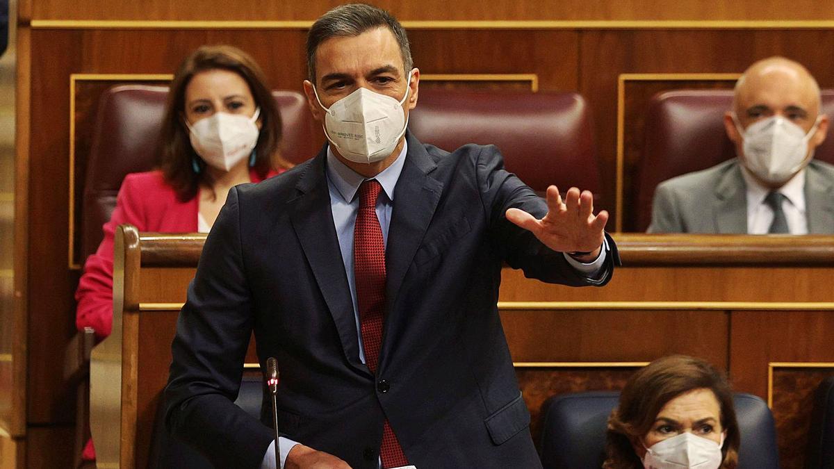 Pedro Sánchez respon a Pablo Casado ahir al Congrés.  | RODRIGO JIMÉNEZ