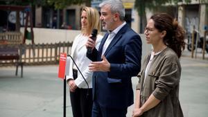 El candidato del PSC, Jaume Collboni, flanqueado por Maria Eugència Gay (número dos de la lista) y Marta Villanueva (número seis)