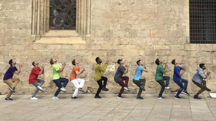 Momento del rodaje ayer en la plaza de la Almoina junto a la Catedral de Valencia.