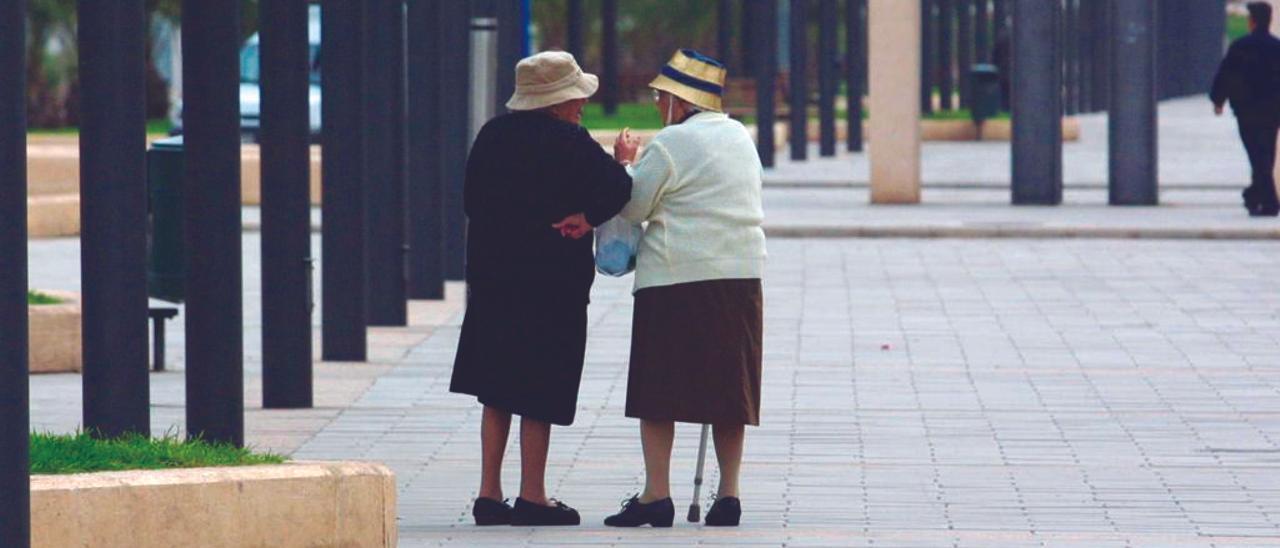 La pensión de las alicantinas es 341 euros más baja que la de los hombres