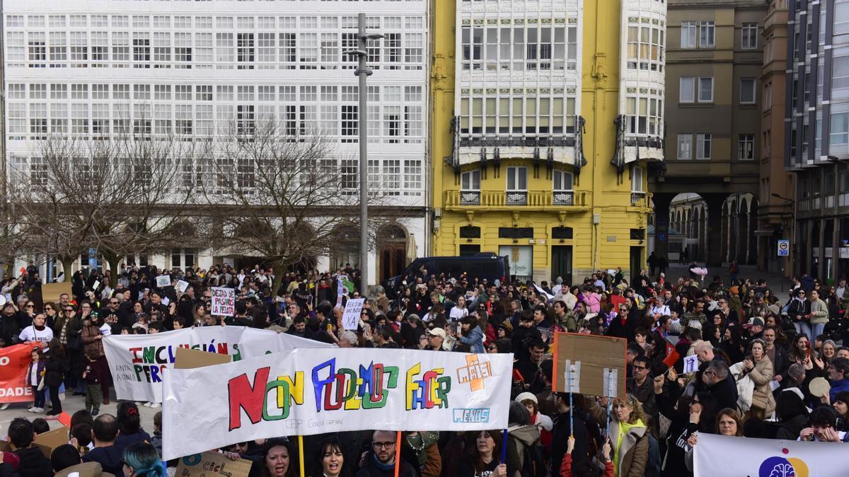 Padres y niños durante la protesta por la enseñanza pública de A Coruña.
