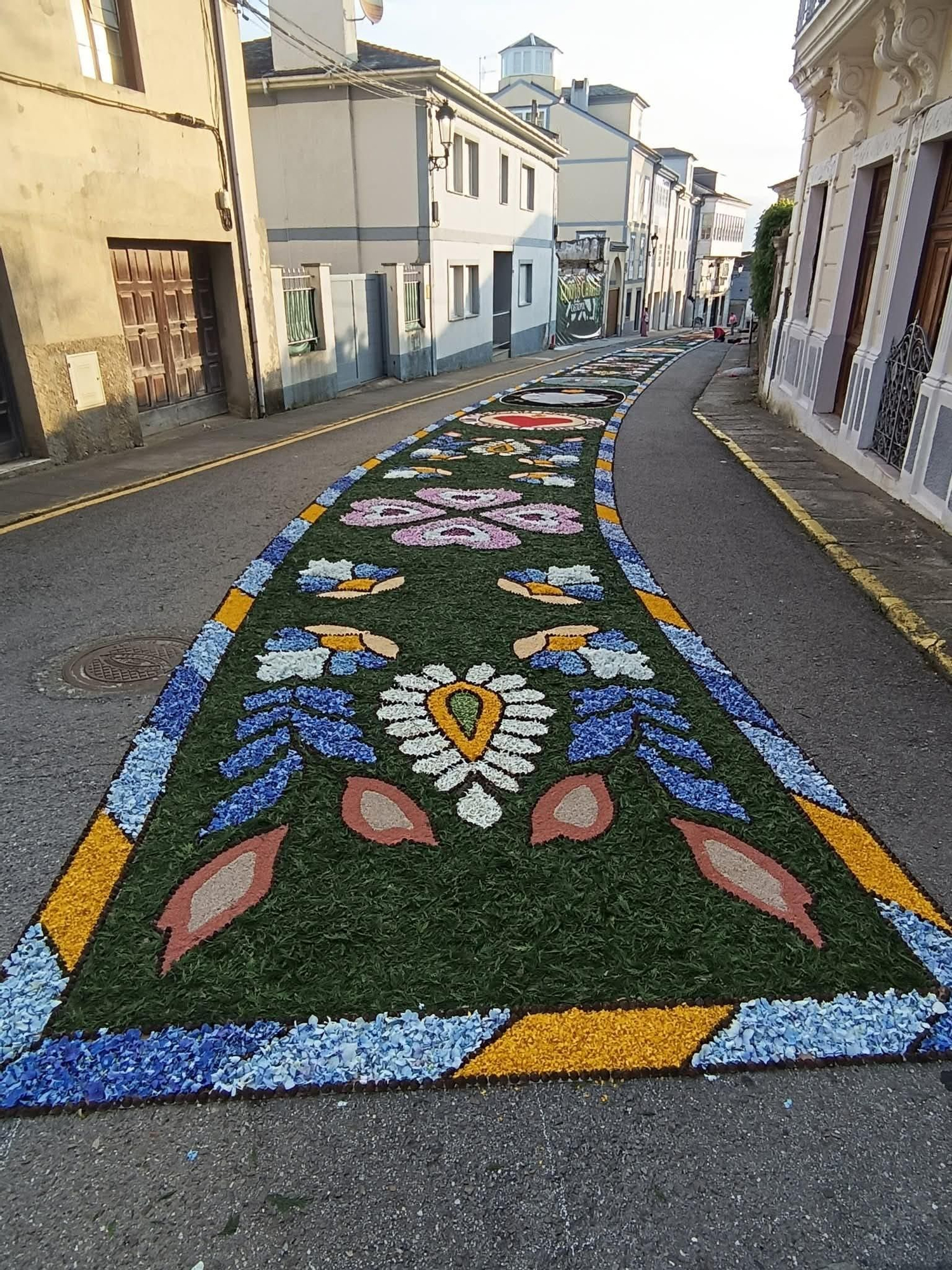 Castropol se llena de color con sus alfombras florales