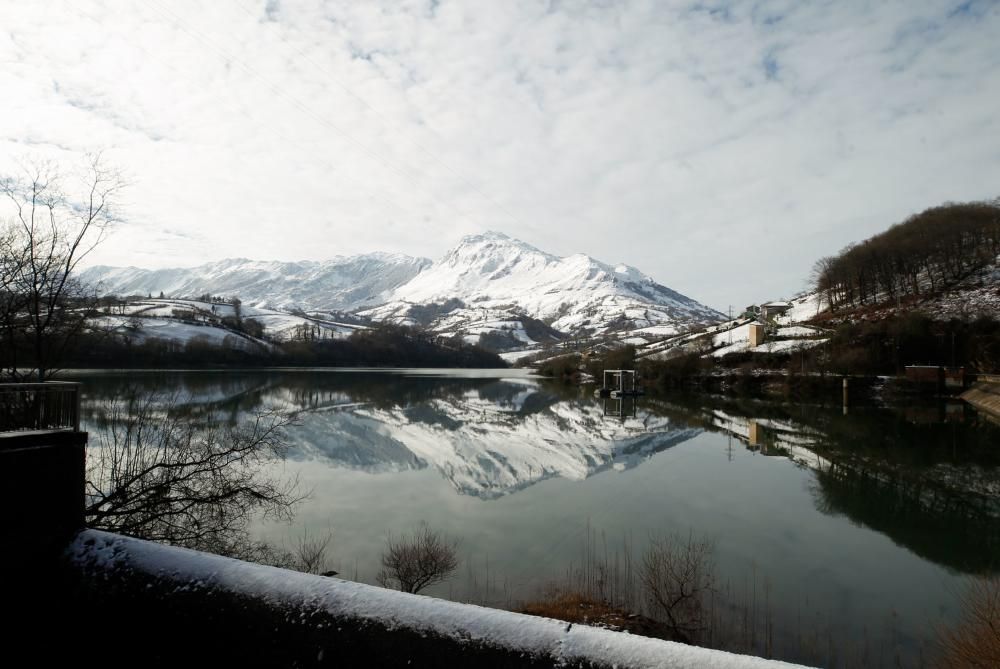 Imagen del embalse de los Alfilorios durante el temporal de nieve.