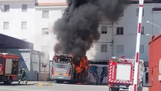 El incendio de un autobús obliga a desalojar la estación de Lucena y varias viviendas cercanas