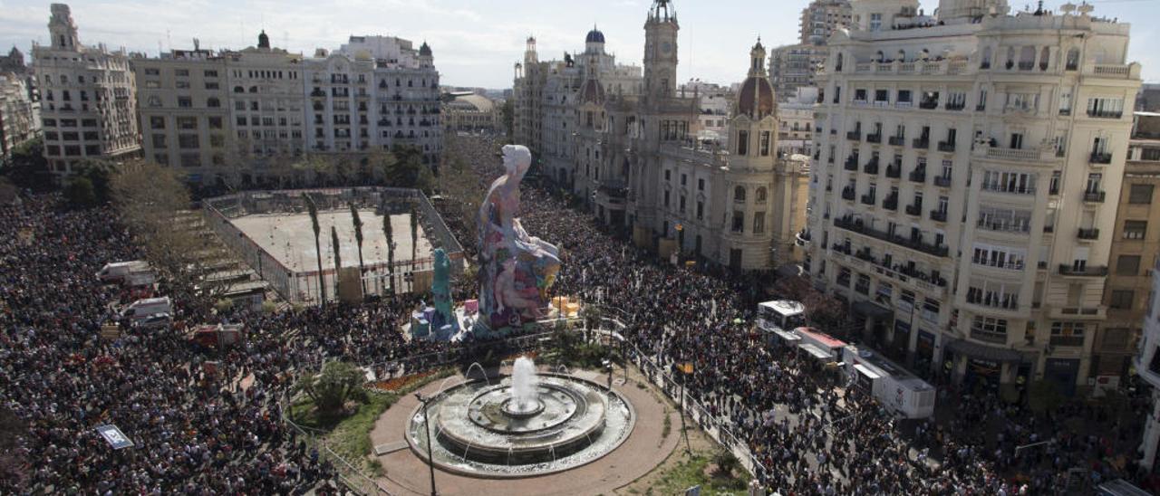 Multitudinaria asistencia de personas a una de las «mascletades» del ciclo fallero de 2019.