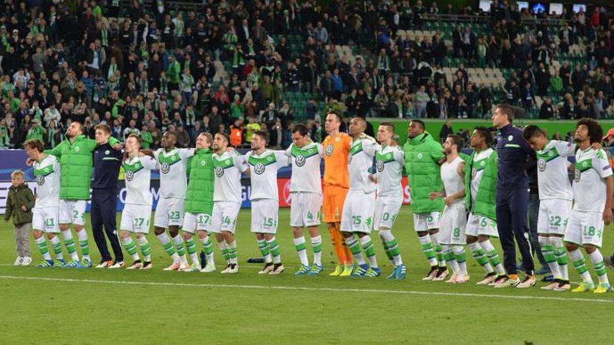La plantilla del Wolfsburgo celebra con su afición el triunfo contra el Real Madrid