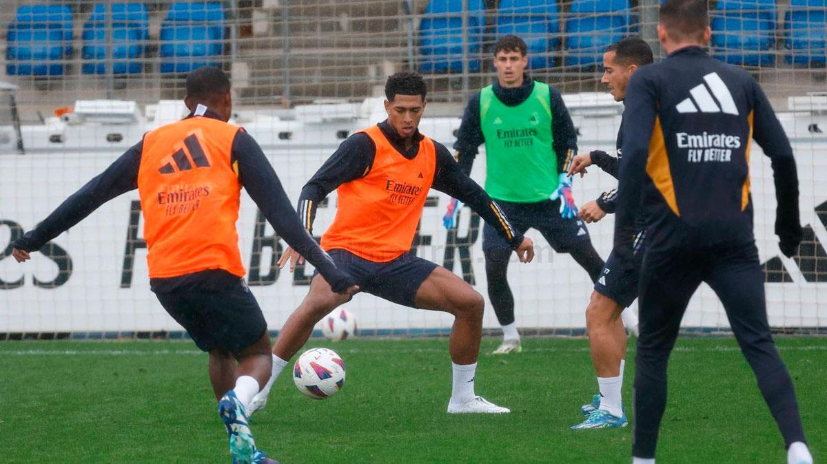 El Real Madrid, con todos los internacionales en un entrenamiento marcado por la lluvia