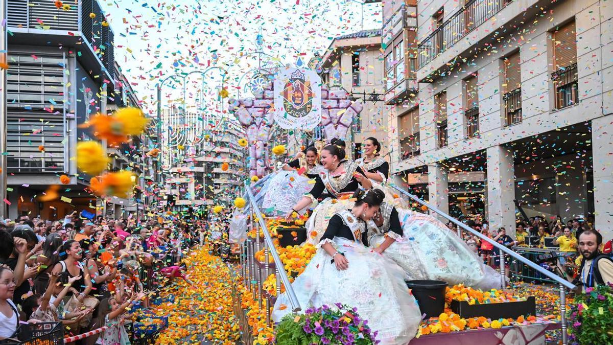 La Batalla de Flores de Elche es uno de los desfiles más populares y coloridos de Elche. Este año, se lanzrá más de 100.000 flores.