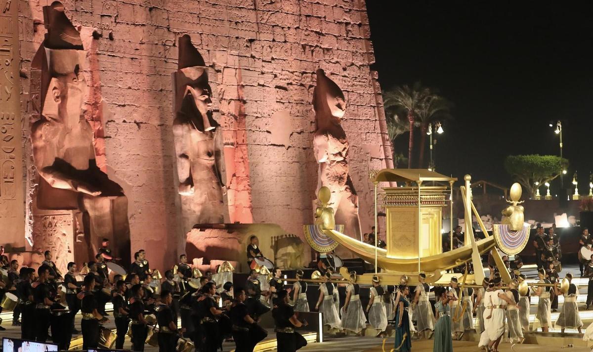 Luxor (Egypt), 25/11/2021.- Actors carry a golden boat as they parade during the opening ceremony of the Avenue of Sphinxes at the ancient Temple of Luxor, in Luxor, Egypt, 25 November 2021. The 3,000-year-old ancient promenade Avenue of Sphinxes (El Kebbash Road) was opened to the public after years of restauration with a grand ceremony. (Egipto, Roma) EFE/EPA/KHALED ELFIQI