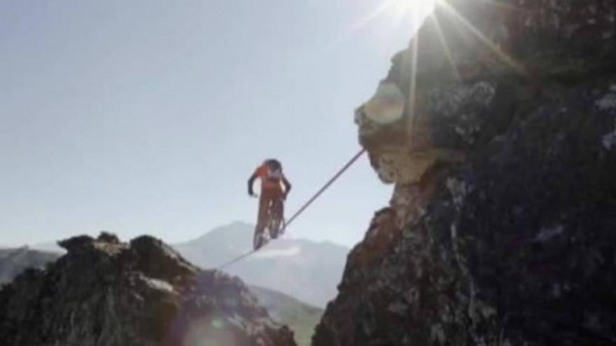 Cruza una montaña de los Alpes en bici por una cuerda floja