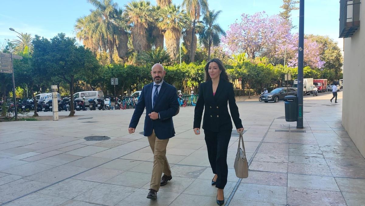 El subdelegado del Gobierno en Málaga, Javier Salas, y la secretaria de Estado de Comercio, Xiana Méndez, en Málaga