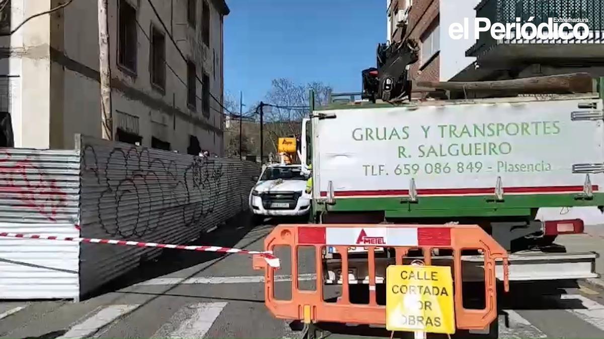Vídeo | Empieza la retirada de la estructura metálica junto a los pabellones militares de Plasencia