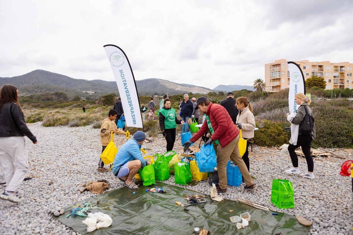 Todas las imágenes de la jornada de limpieza Tejiendo Futuro de Ibizapreservation
