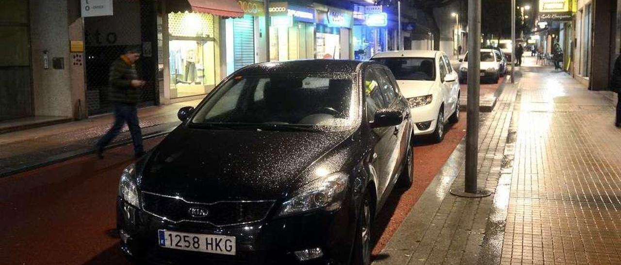 Coches aparcados en la calle pese a que una señal de &quot;preferencia peatonal&quot; lo prohibe. // R. Vázquez