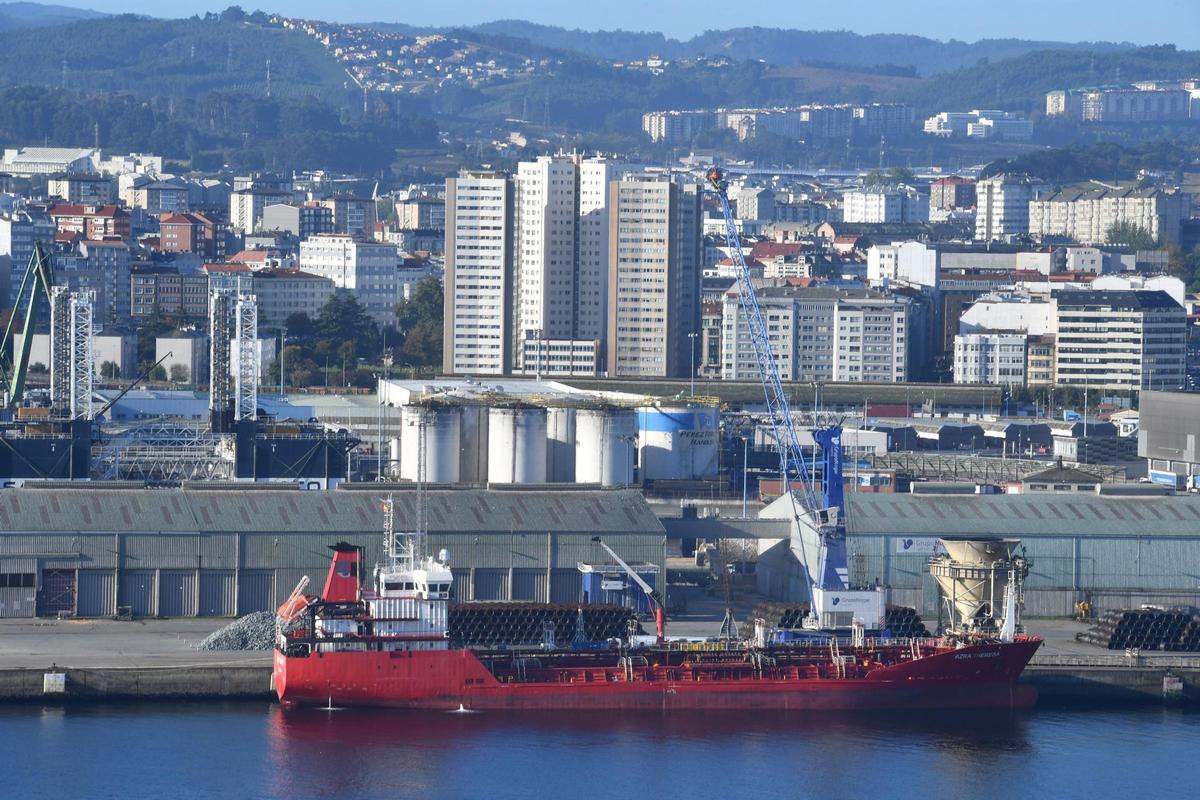 Un buque en los muelles interiores de A Coruña, en septiembre.