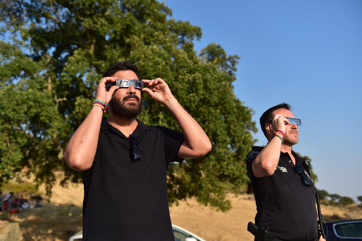 Galería | Los extremeños ya portan sus gafas para ver el eclipse con seguridad