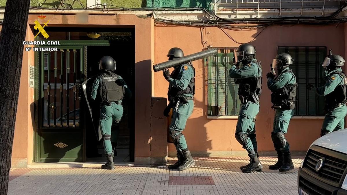 Los agentes entran en uno de los domicilios.