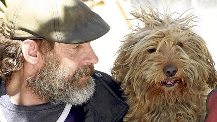 Ein Herz und eine Seele: Charlie und sein Wuschelhund Bobby, aufgenommen vor rund drei Jahren in Artà. Die Gedichte auf diesen Seiten stammen aus Charlies Feder.