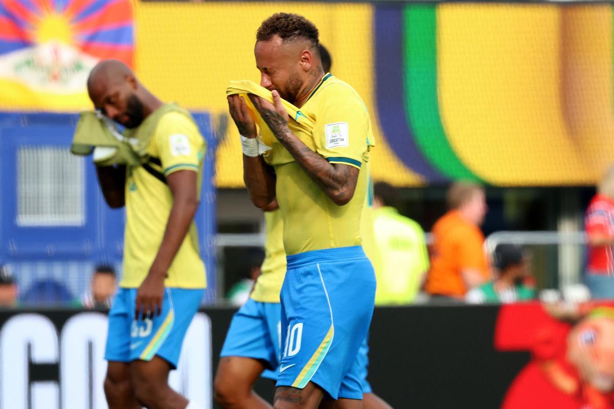 AMDEP8171. NUEVA JERSEY (ESTADOS UNIDOS), 05/07/2026.- Neymar (c) de Brasil llora este domingo, al final de un partido por los octavos de final del Mundial de la FIFA 2026 entre Brasil y Noruega en el estadio MetLife en Nueva Jersey (Estados Unidos). EFE/ Octavio Guzman