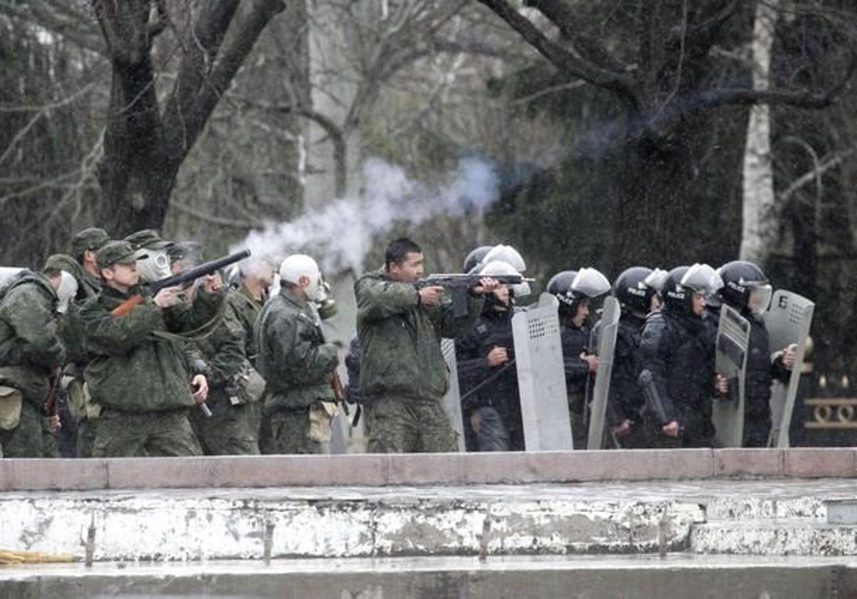 Repressió policial. Membres de les forces de seguretat amenacen amb armes de foc als manifestants perquè es dissolguin.