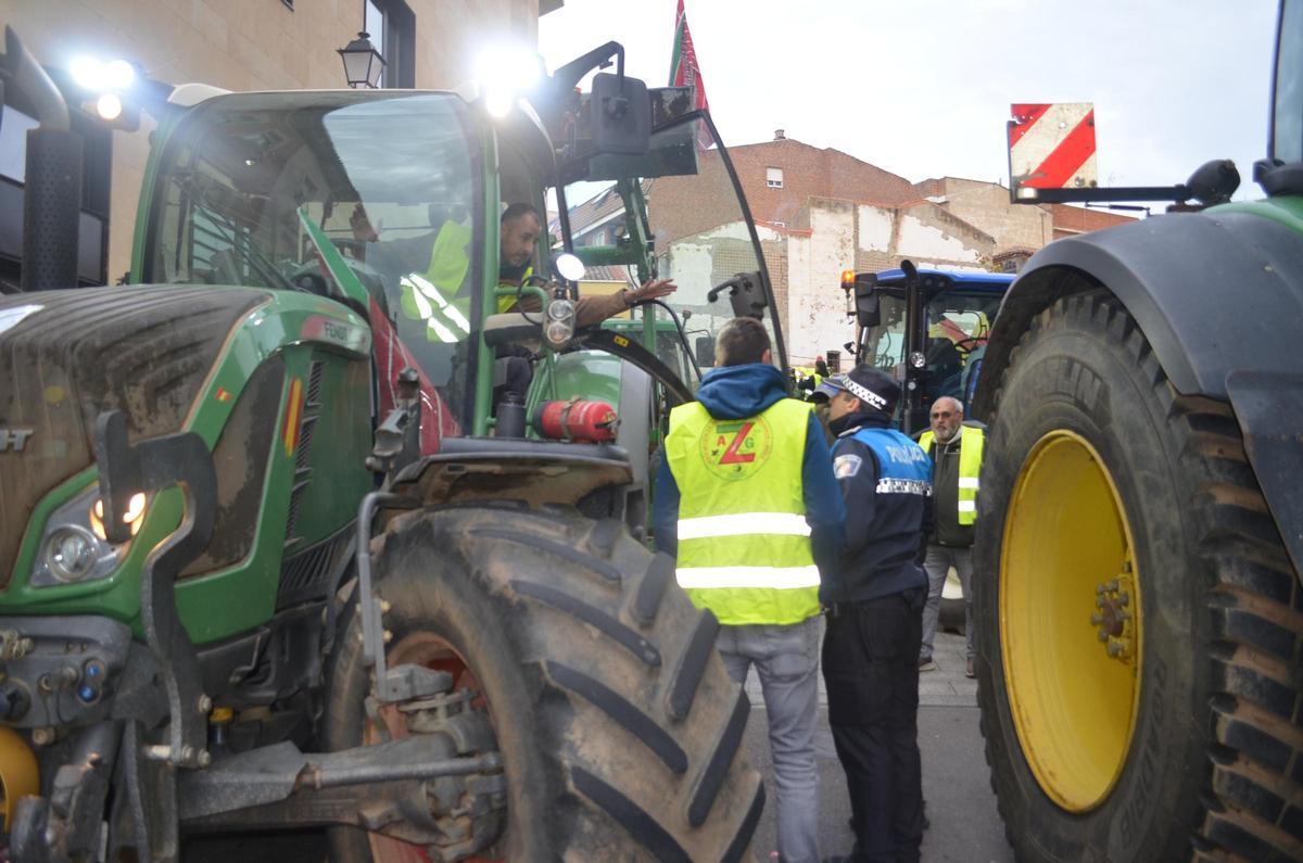 GALERÍA | La concentración de agricultores y ganaderos ante los juzgados de Benavente, en imágenes