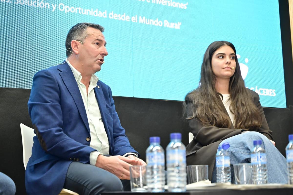 Joaquín Casquero, representante de la industria corchera de San Vicente de Alcántara (Asecor) y Soraya Merino, psicopedagoga.