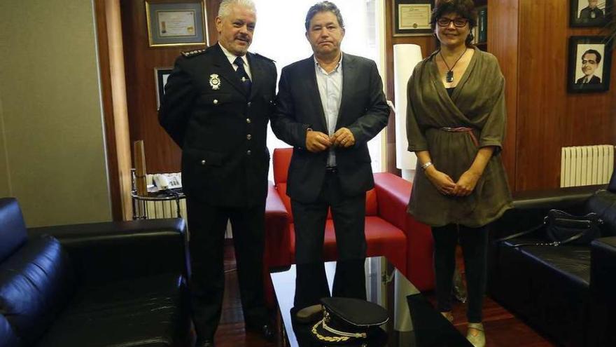 Bouzas Canosa fue recibido por Lores y Carme da Silva en el Concello. // Rafa Vázquez