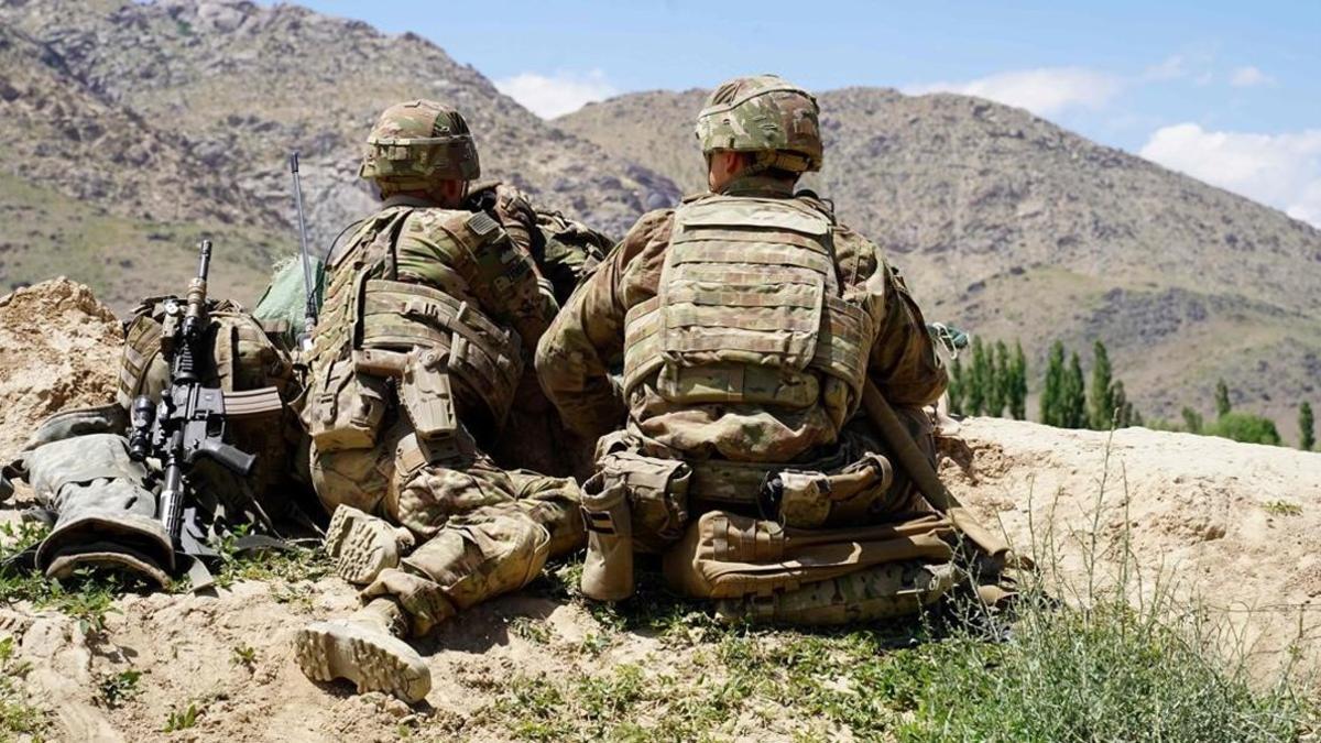 Soldados estadounidenses durante una visita del comandante de las fuerzas estadounidenses y de la OTAN en Afganistán en el puesto de control del Ejército Nacional Afgano (ANA) en el distrito de Nerkh de la provincia de Wardak