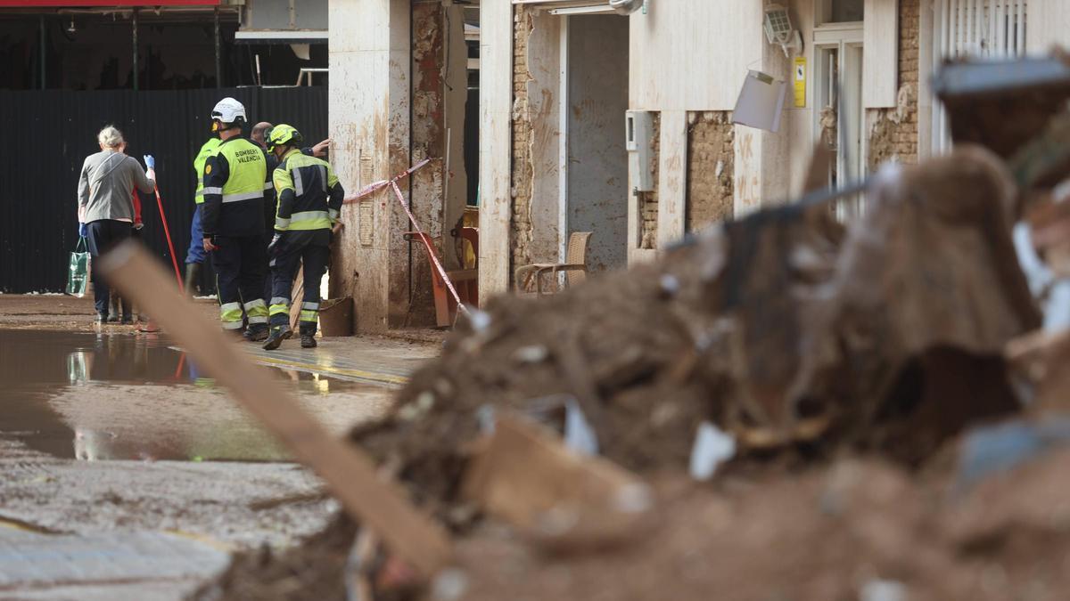 Trabajos de los bomberos en Paiporta, esta semana.