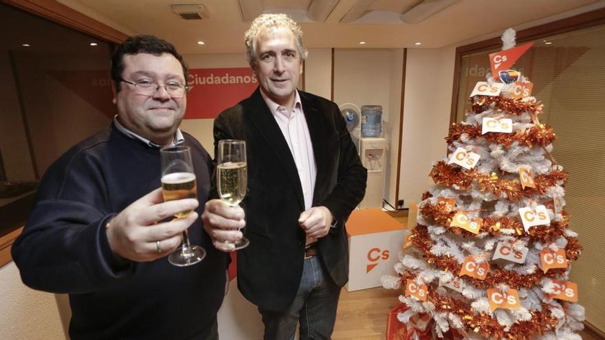 Luis Pacho y Luis Zaragoza, ediles de Ciudadanos, durante el brindis navideño de la formación.