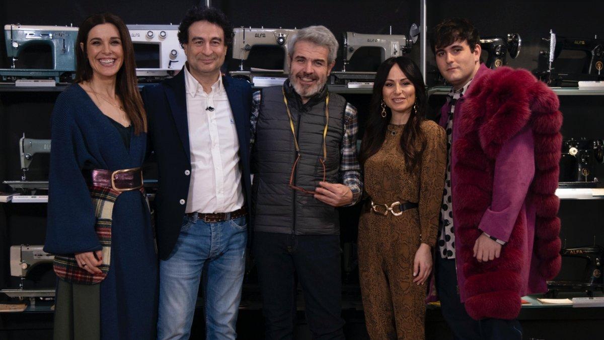 Pepe Rodríguez junto a Raquel Sánchez Silva y el jurado de 'Maestros de la costura'