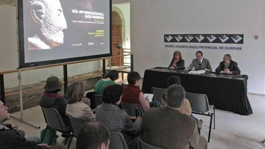 En la mesa, Mercedes Gallego, Anxo Lorenzo y Xulio Rodríguez.  // Jesús Regal