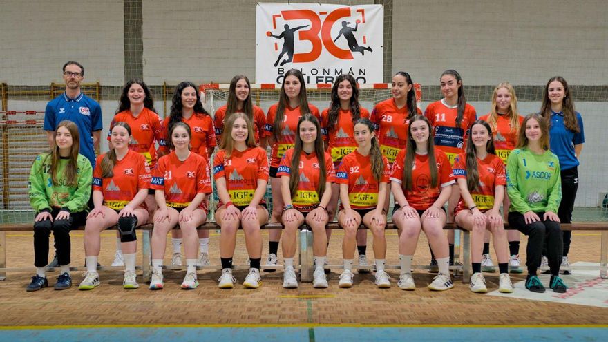 La plantilla del juvenil femenino del Balonmano Culleredo.
