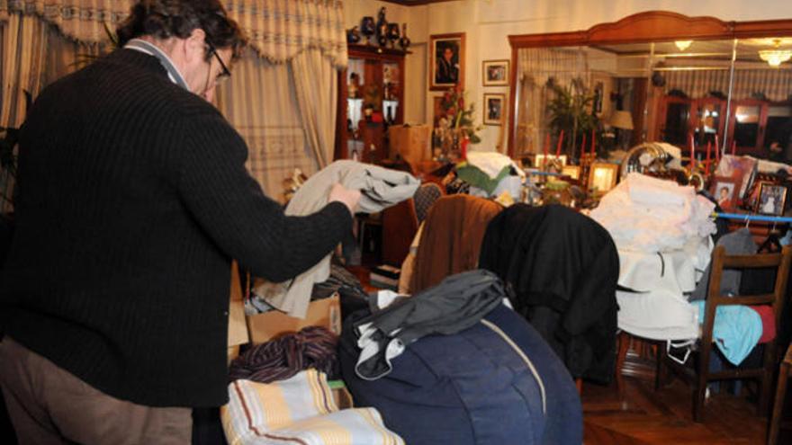 La familia de Caldas recogía ayer sus pertenencias en su vivienda // G.S.