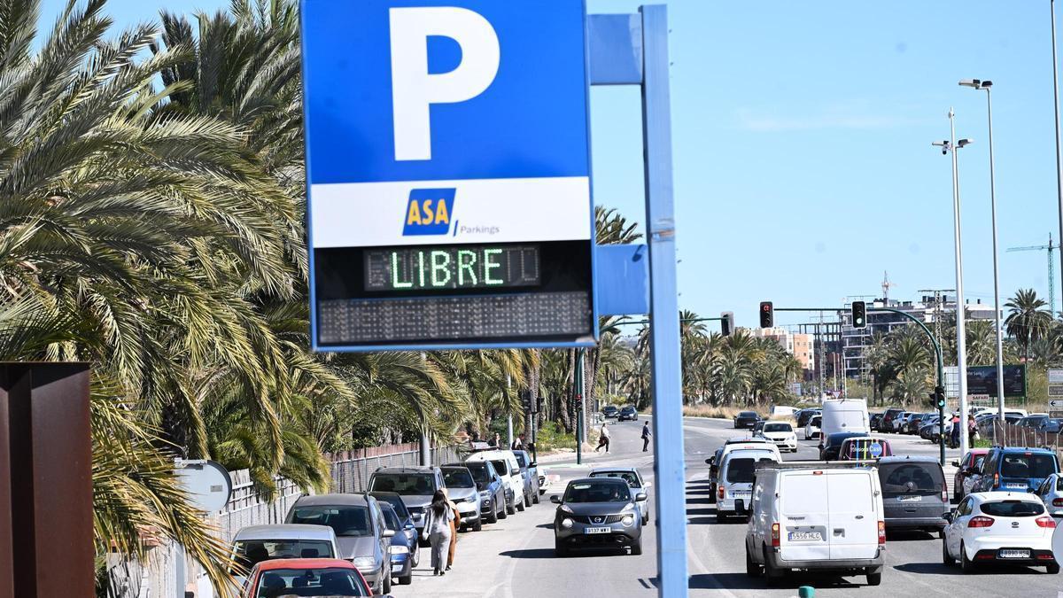 La falta de aparcamiento en el entorno del Hospital General de Elche provoca situaciones de peligro en peatones y vehículos