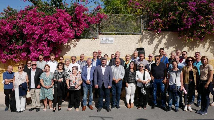 Familiares del paleontólogo junto a autoridades y académicos en la inauguración, ayer, de la calle.  | INFORMACIÓN