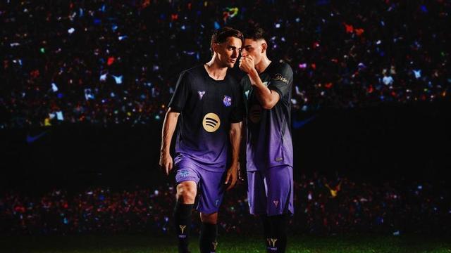 Gavi i Pedri amb el nou equipament del Barça.